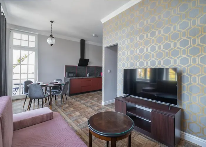 Old Town Comfy #18 By Bookinghost